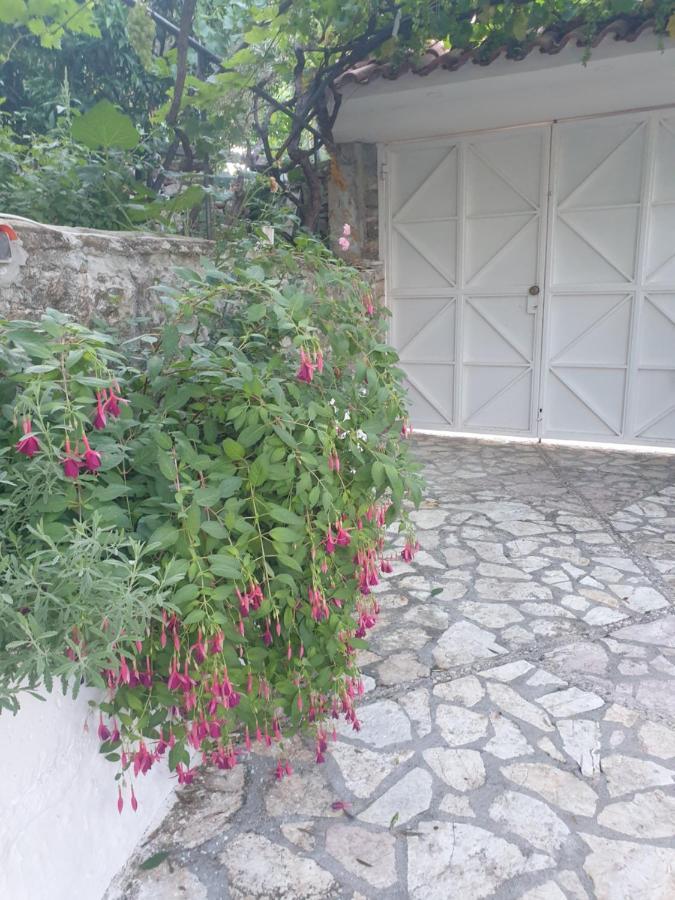 Rosemary House Pensionat Sarandë Eksteriør billede